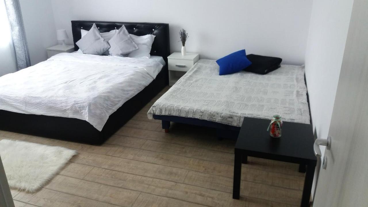Cazare Apartament Rasnovアパートメント エクステリア 写真